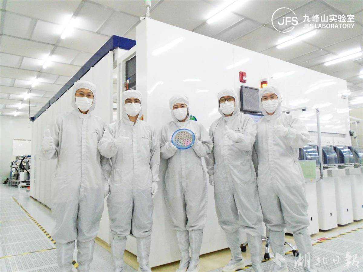 九峰山实验室6寸碳化硅中试线通线