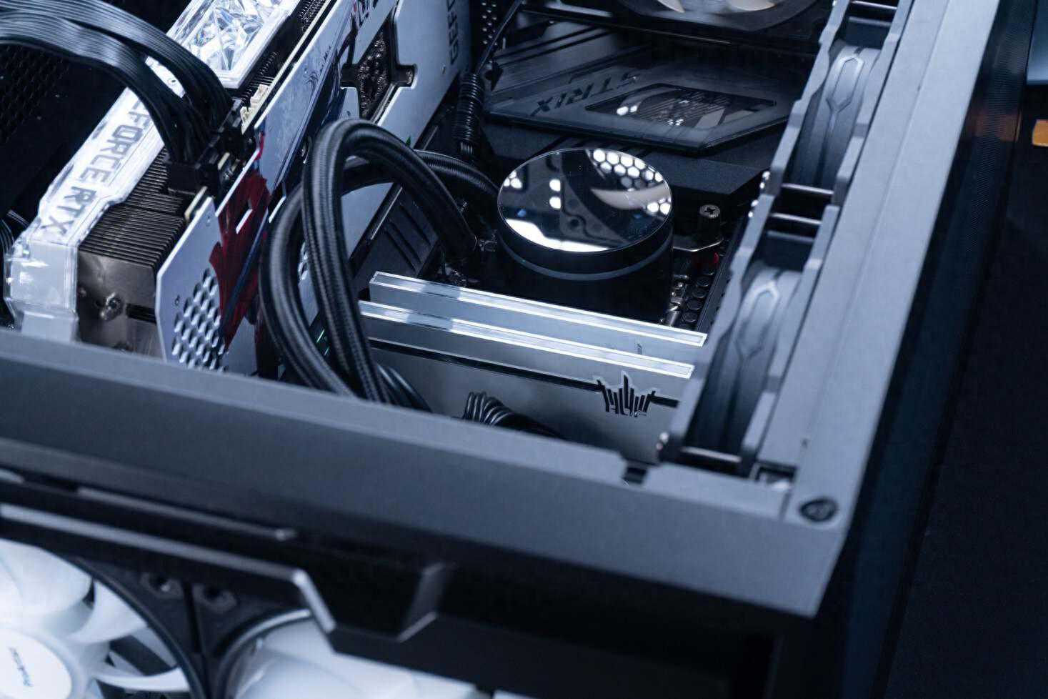 纯白马甲、RGB神光同步，名人堂Pro DDR5超频7800 C36