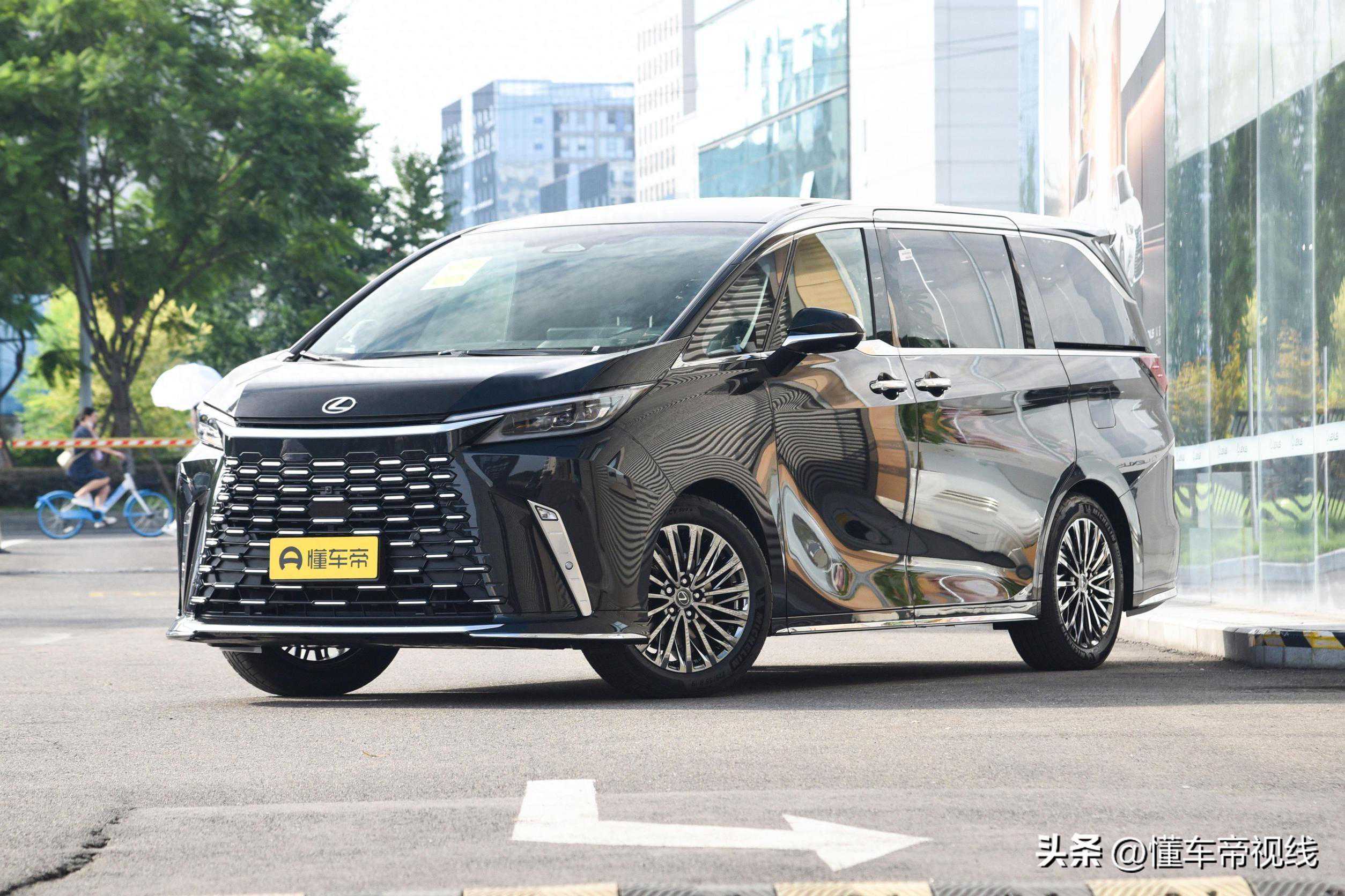新车 | 新款雷克萨斯LM 500h到店实拍：售125万起，2.4T混动/配四驱
