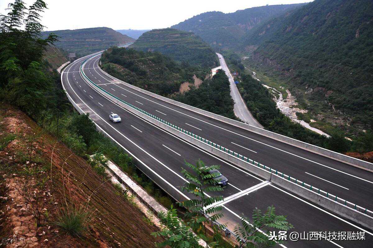 山西高速交警三支队四队查处一高速公路占用行车道传输燃气违法行为