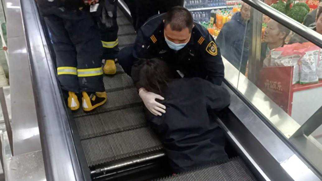 女子半个身子被自动扶梯卷入！这几个位置很危险 千万要注意